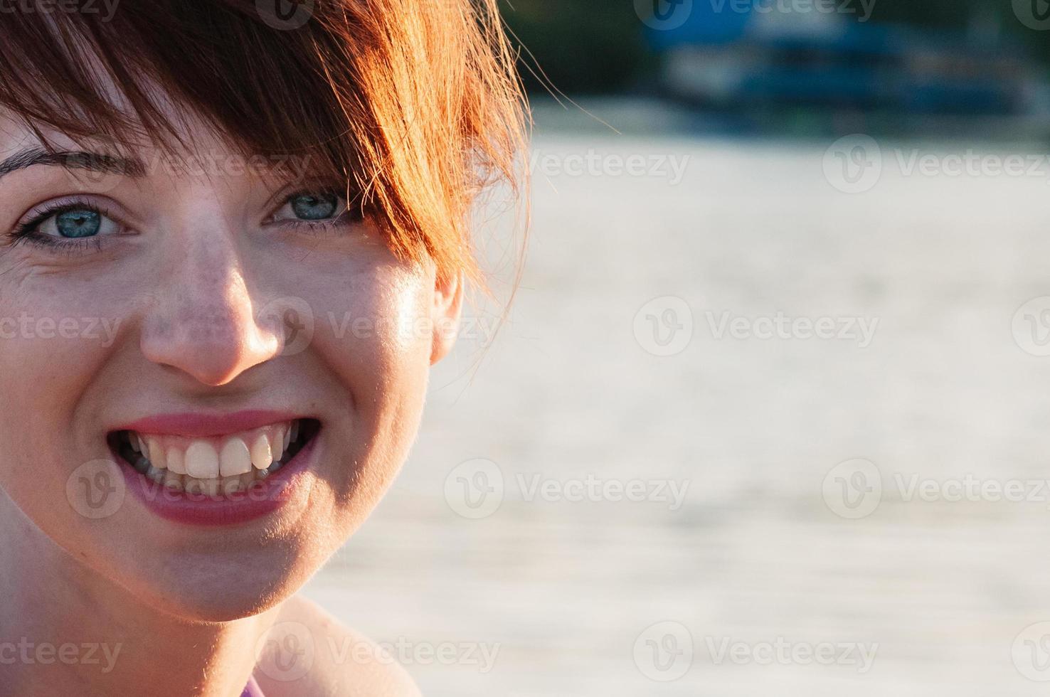 vacker flicka leende, närbild, sommar natur bakgrund foto