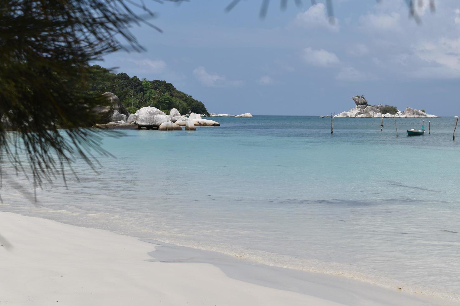 utsikten över garudastenen på Bangka Belitung Indonesiens kust foto