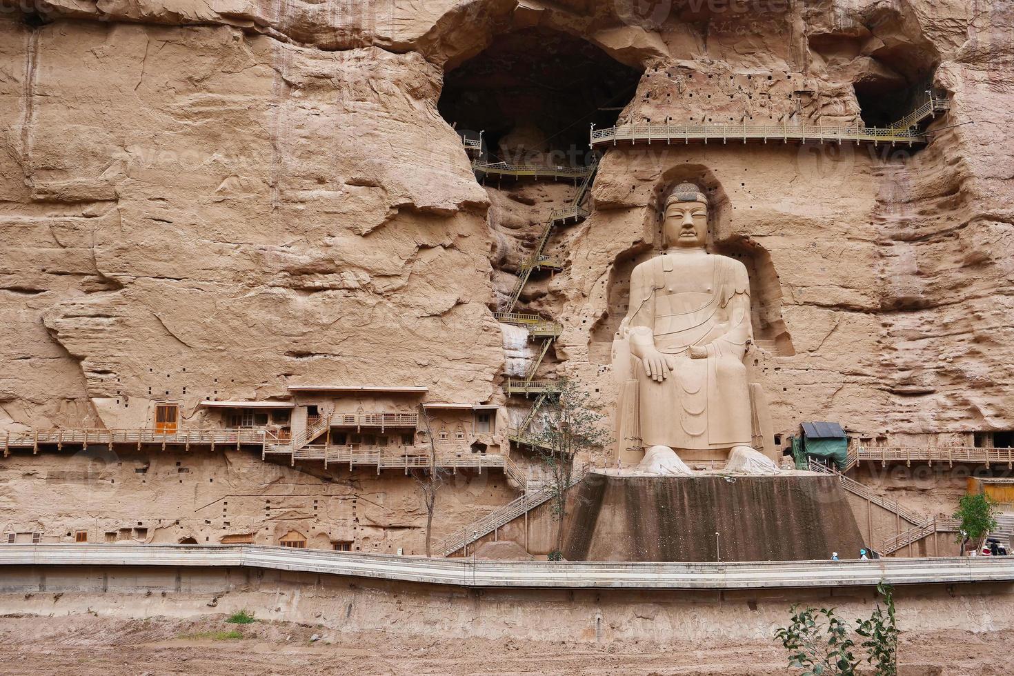 gammal kinesisk buddhastaty vid bingling grottempel i Lanzhou Kina foto