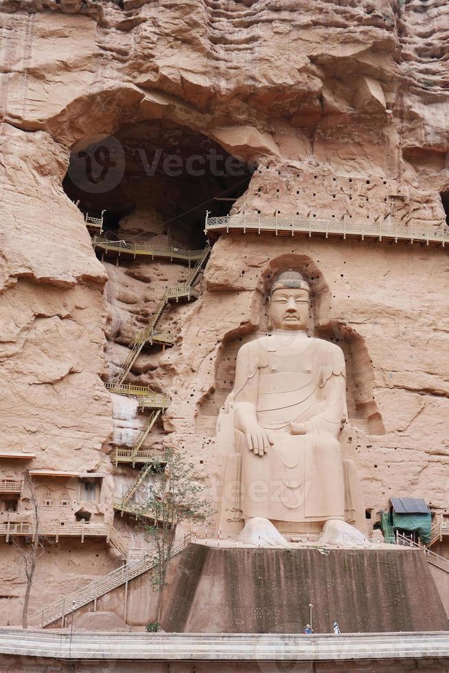 gammal kinesisk buddhastaty vid bingling grottempel i Lanzhou Kina foto