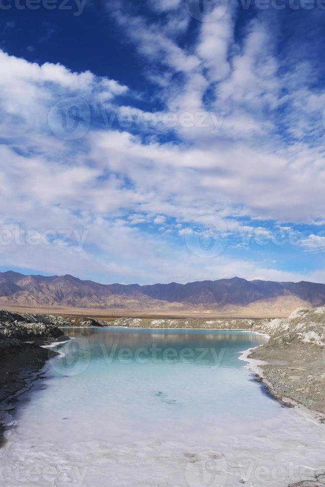 vacker natur landskap utsikt över smaragd salt sjö i Qinghai Kina foto