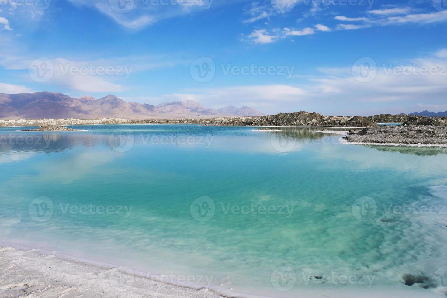 vacker natur landskap utsikt över smaragd salt sjö i Qinghai Kina foto