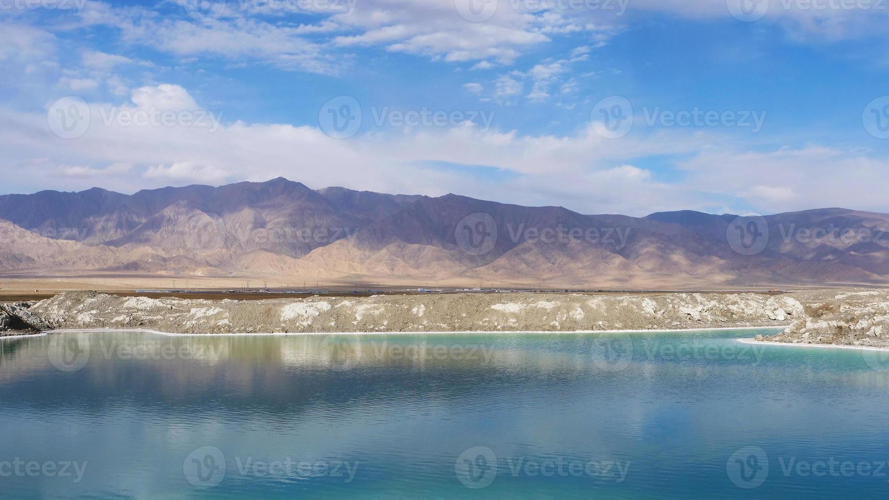 vacker natur landskap utsikt över smaragd salt sjö i Qinghai Kina foto