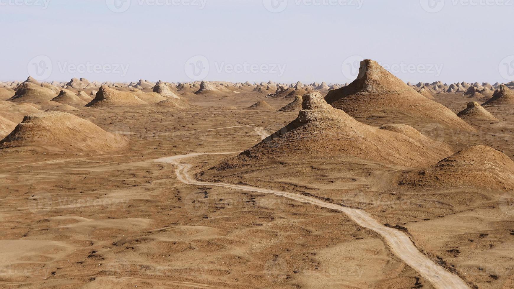 yardang landform och solig blå himmel i dunhuang gansu Kina foto