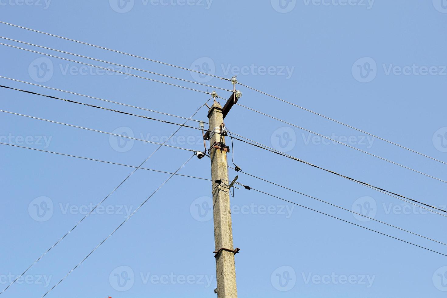 makt elektrisk stolpe med linjetråd på färgad bakgrund på nära håll foto