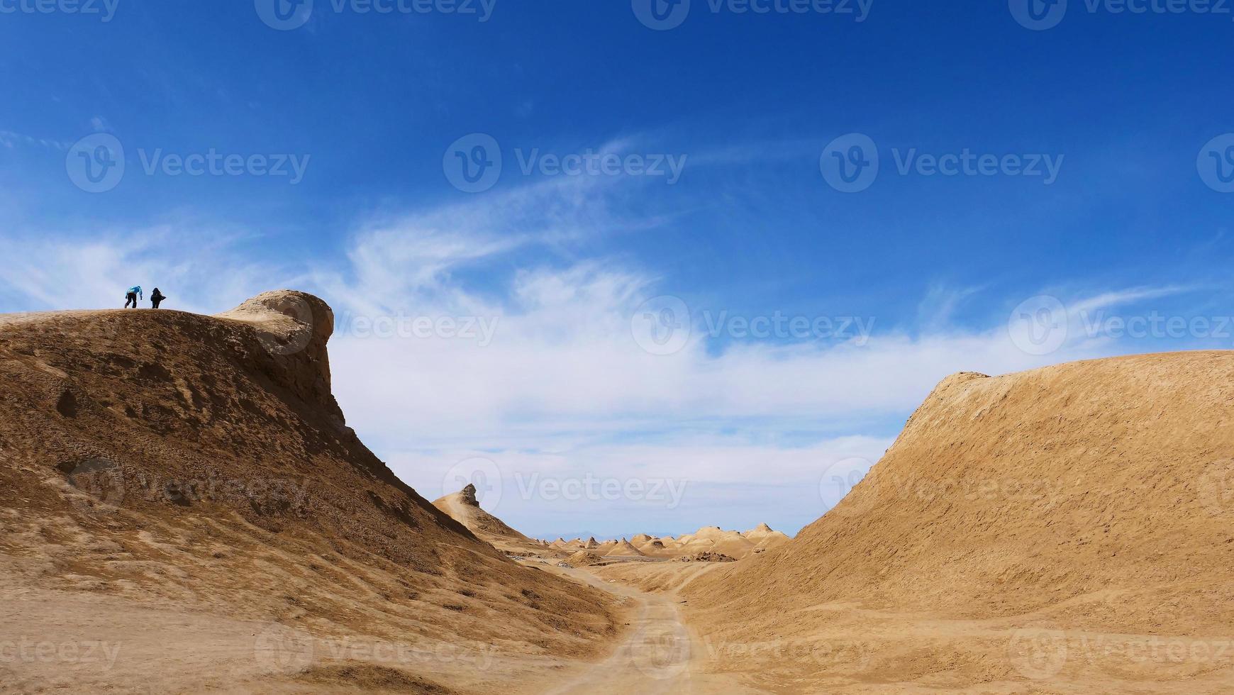 Ardang landform och solig blå himmel i Dunhuang Gansu Kina foto