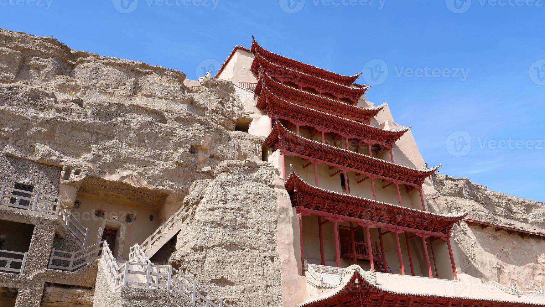 gammal buddhismarkitektur dunhuang mogao grottor i Gansu Kina foto