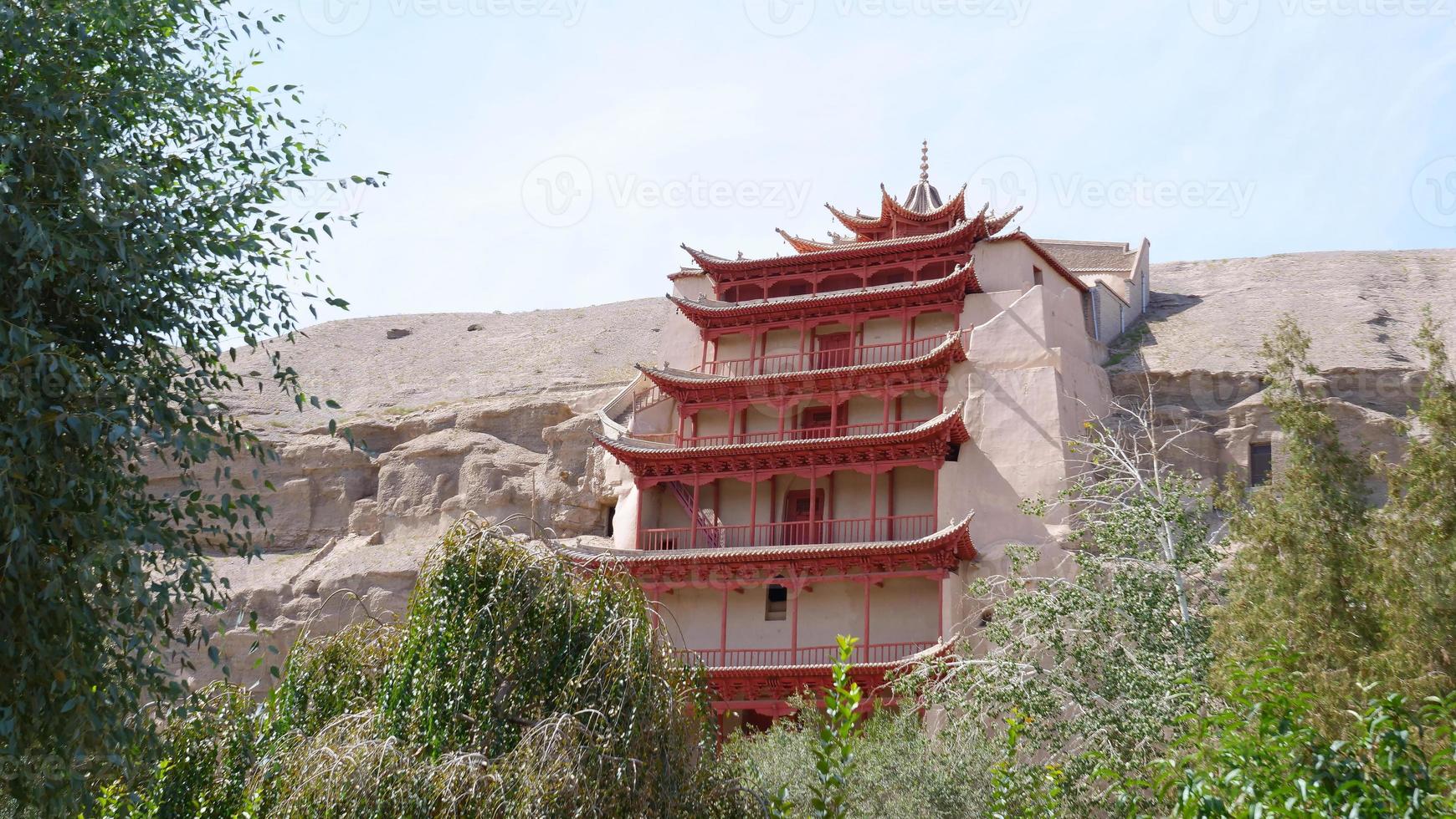 gammal buddhismarkitektur dunhuang mogao grottor i Gansu Kina foto