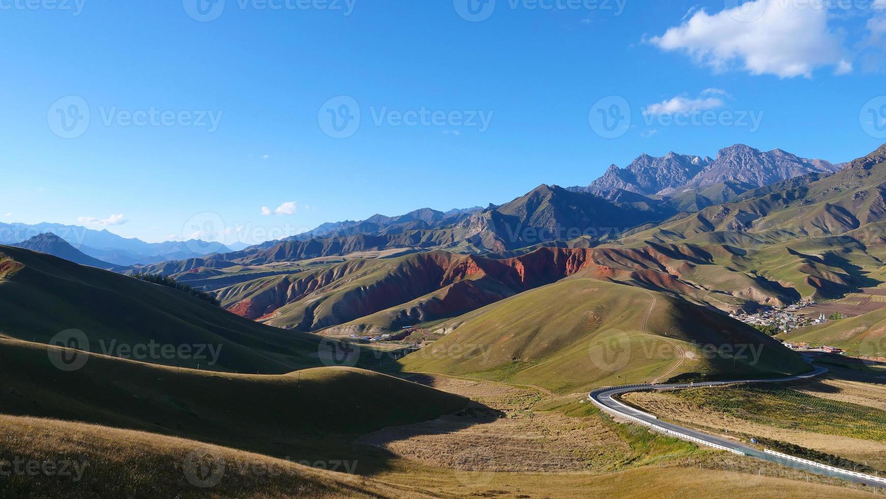 det natursköna qilianska bergsområdet Mount Drow i Qinghai Kina. foto