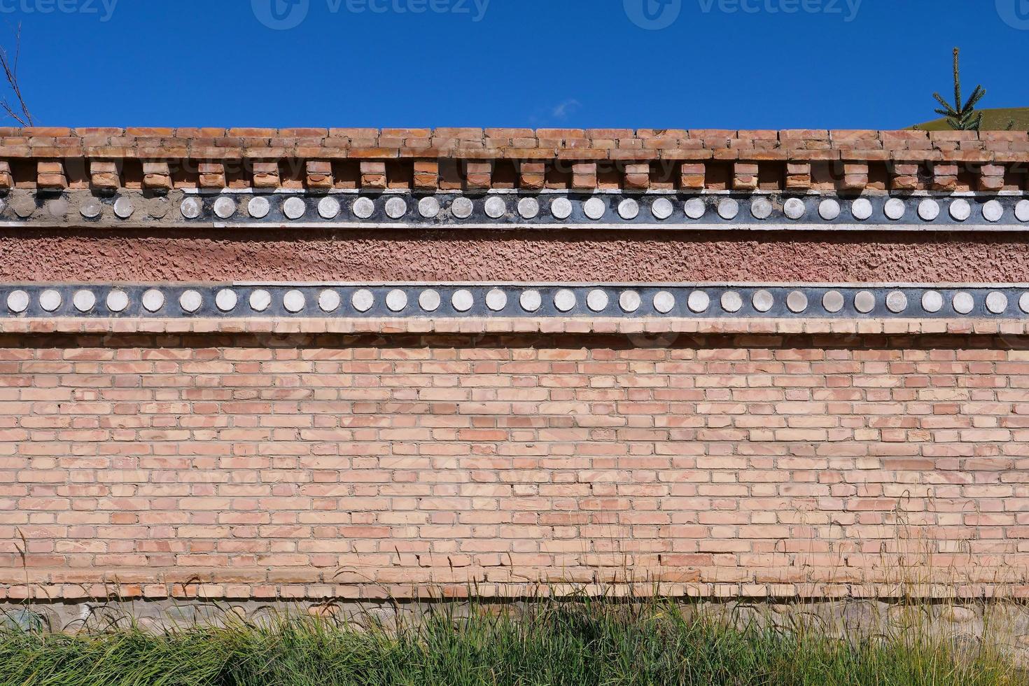 retro tegelvägg i arou da -templet i Qinghai Kina. foto