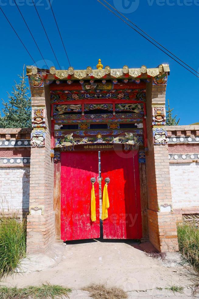 tibetanska buddistiska klostret arou da -templet i Qinghai Kina. foto