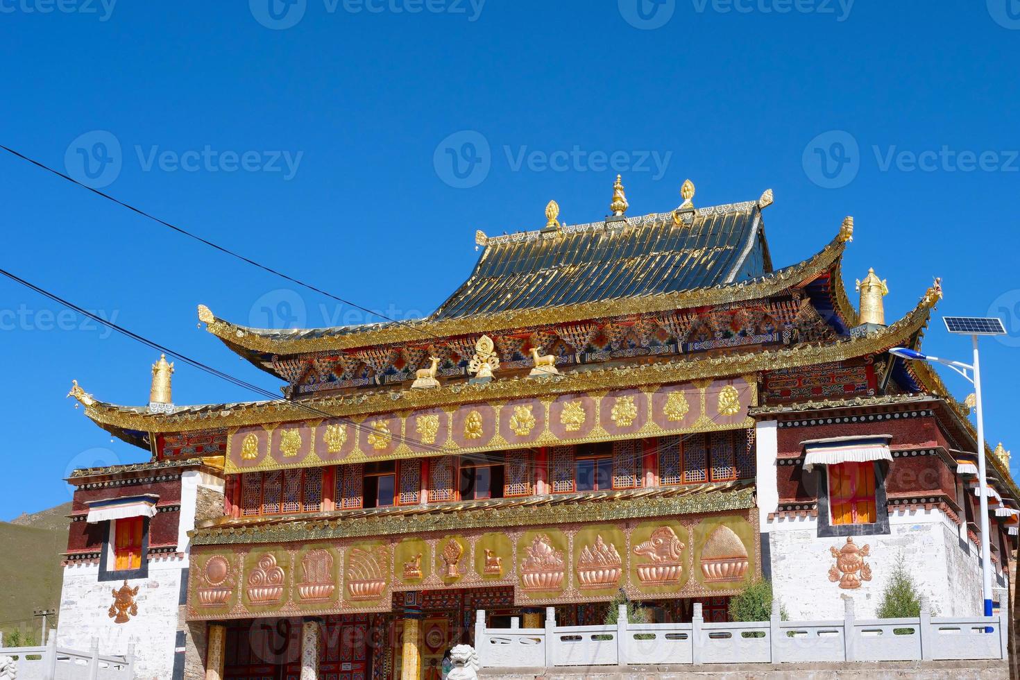 tibetanska buddistiska klostret arou da -templet i Qinghai Kina. foto