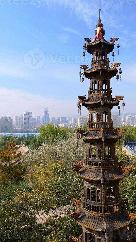 Tulou -templet i Beishan -berget, Yongxing -templet i Xining Kina. foto