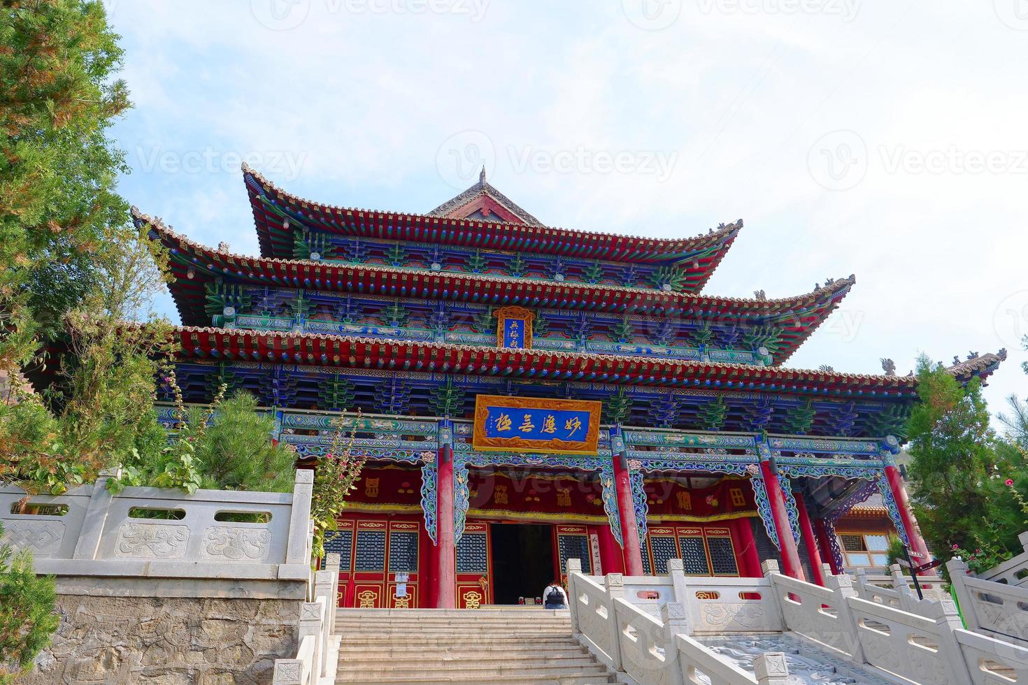 Tulou -templet i Beishan -berget, Yongxing -templet i Xining Kina. foto