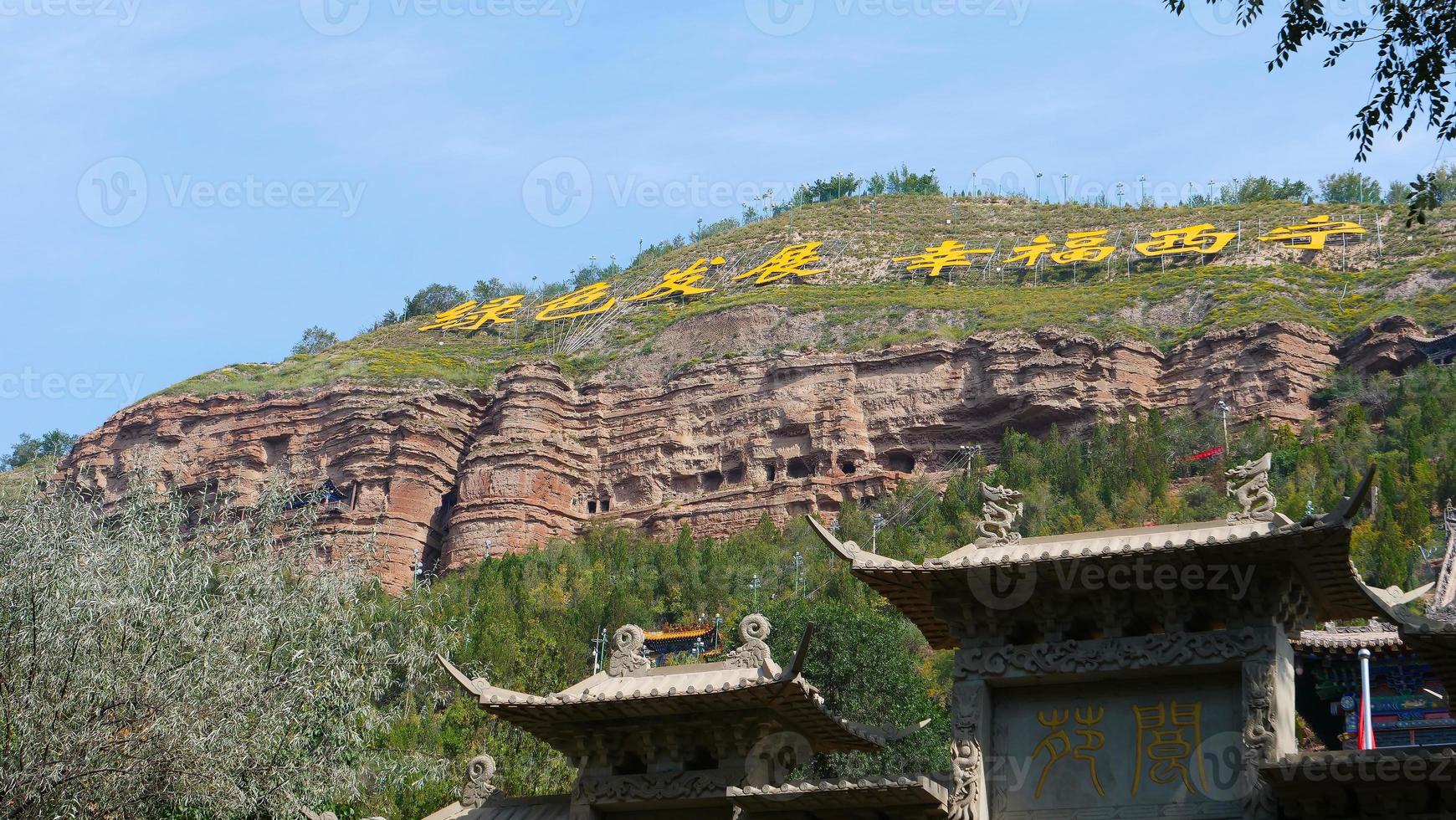 Tulou -templet i Beishan -berget, Yongxing -templet i Xining Kina. foto