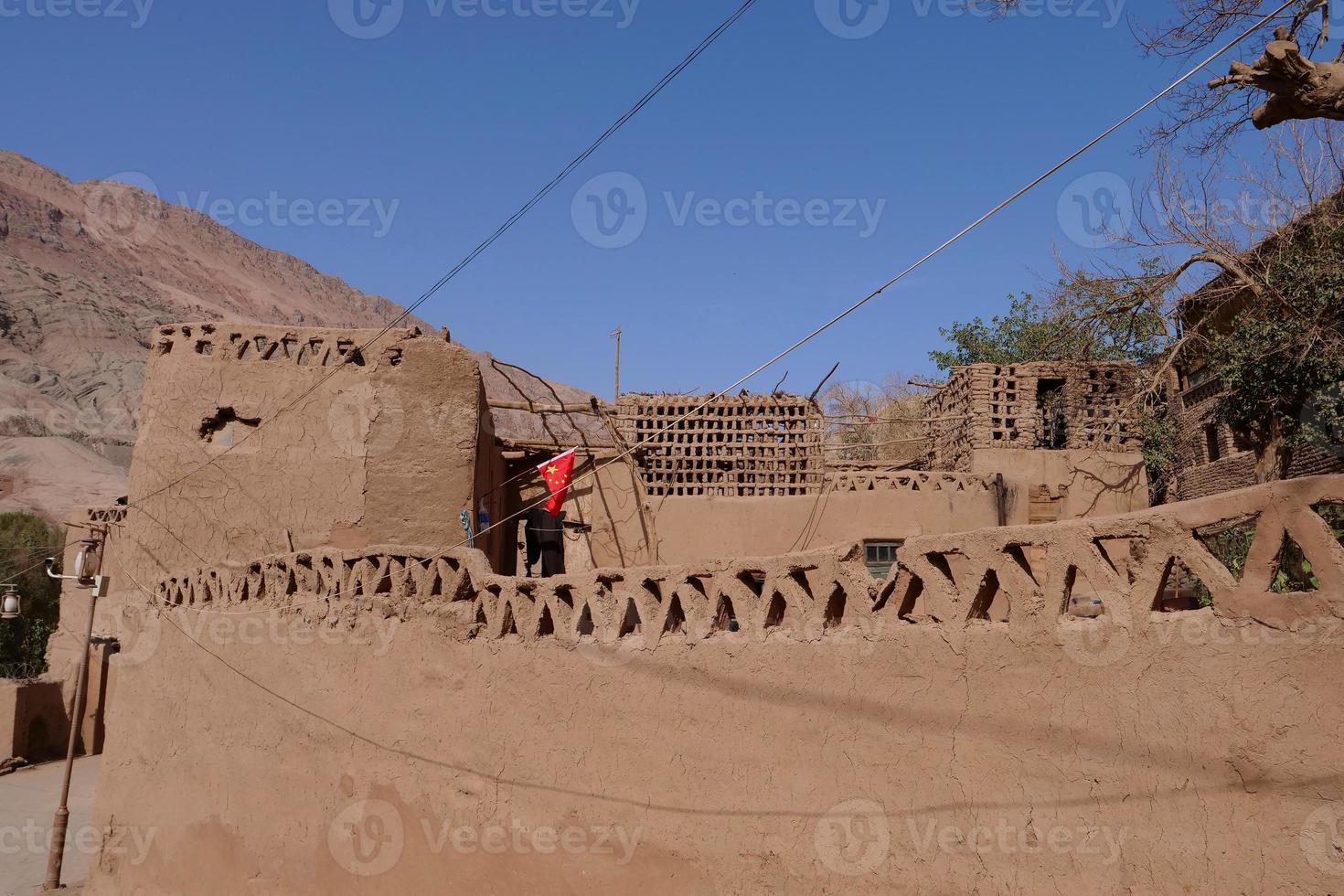 gammalt bostadshus i tuyoq bydalen xinjiang -provinsen Kina. foto