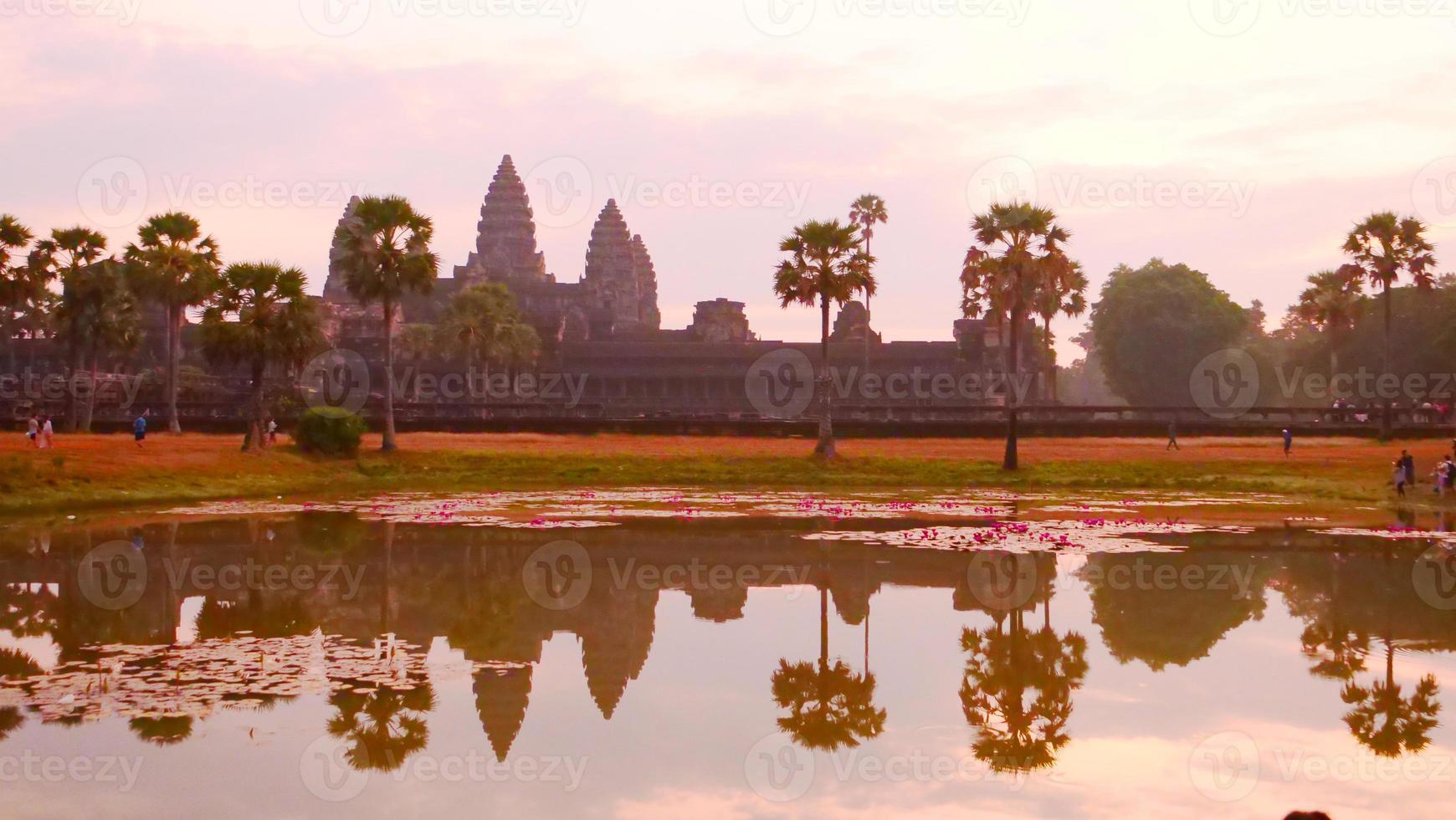 antikt tempelarv angkor wat i gryningen i Siem Ream, Kambodja foto