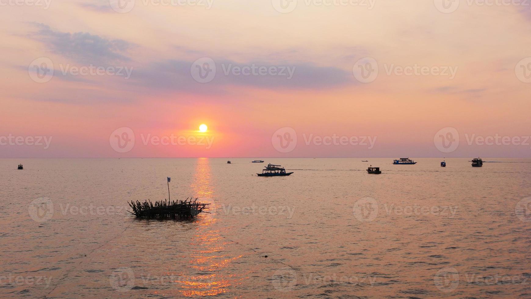 vacker solnedgång av tonle sap lake i Siem Reap, Kambodja. foto