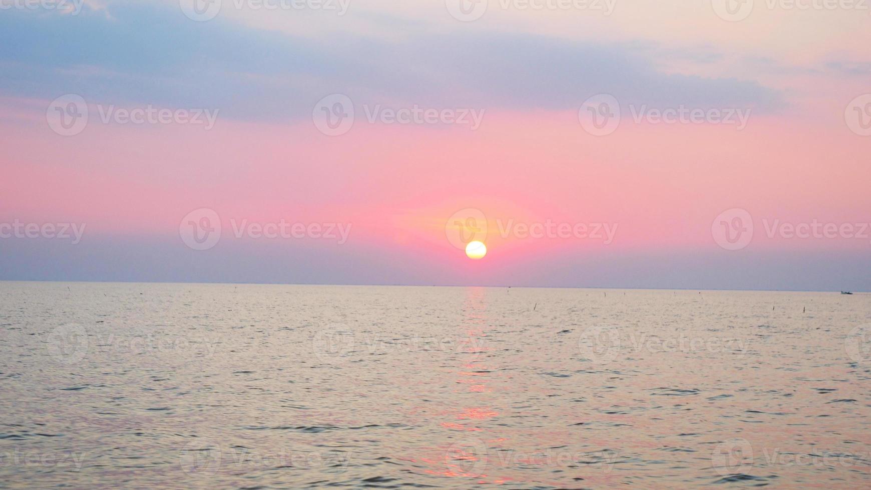 vacker solnedgång av tonle sap lake i Siem Reap, Kambodja. foto