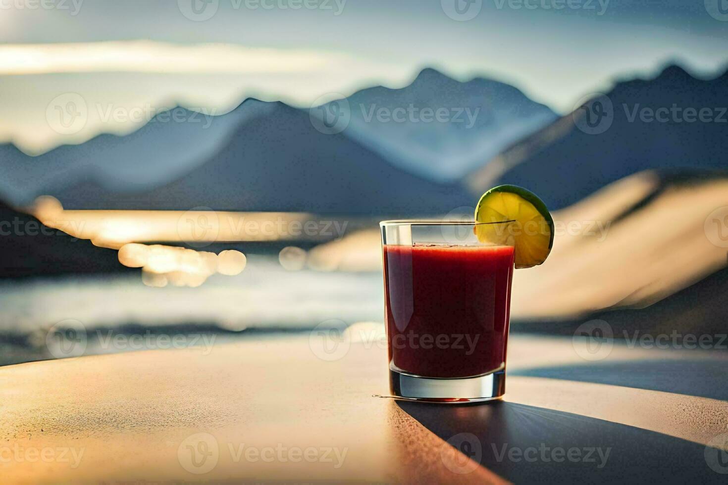 en glas av juice med en berg i de bakgrund. ai-genererad foto