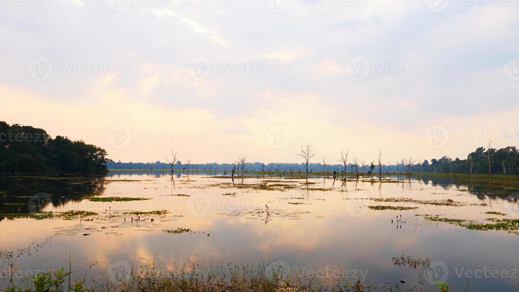 sjö damm vid neak poan i angkor wat komplex, siem skörd kambodja. foto