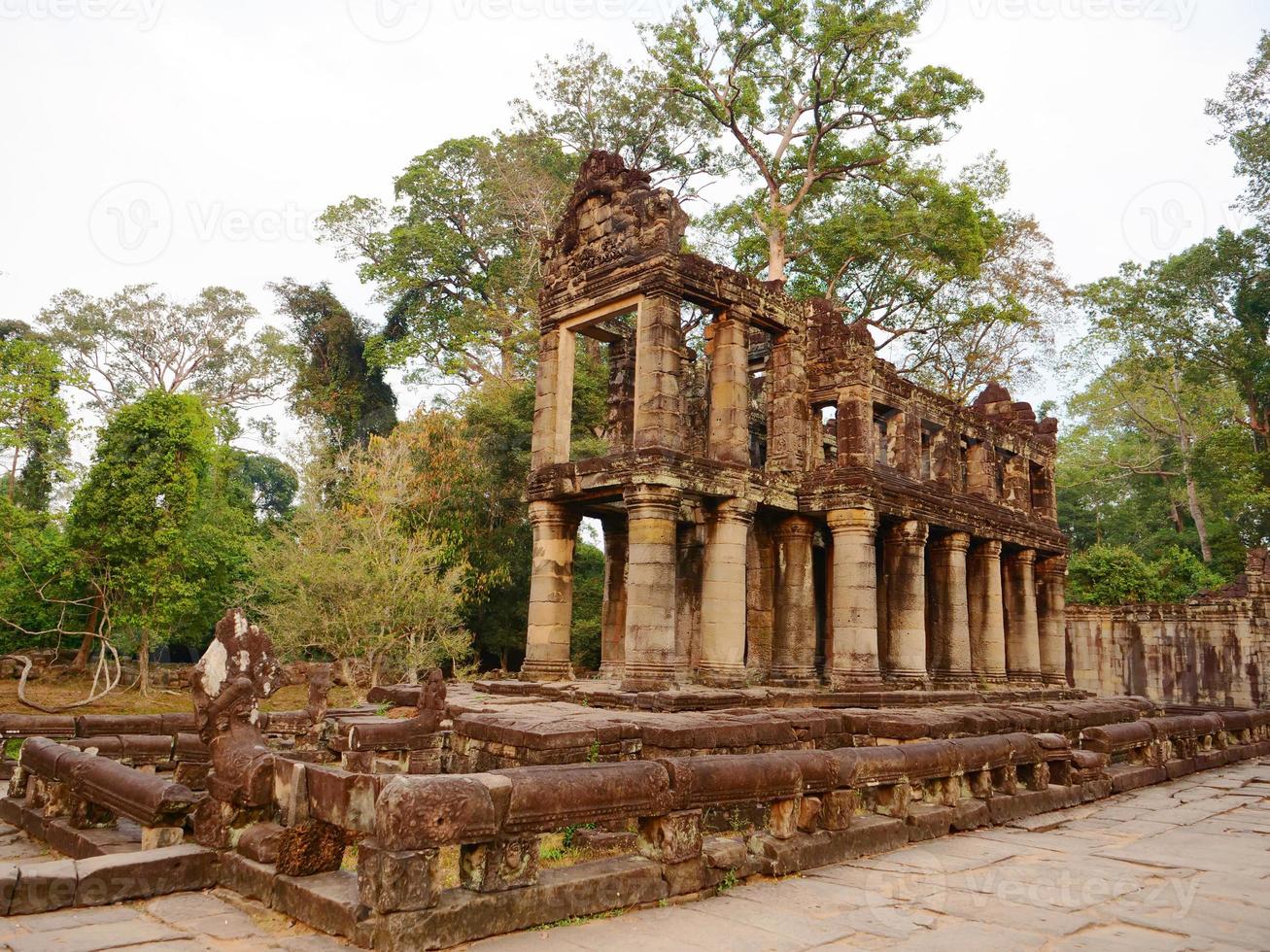 riven stenarkitektur vid preah khan -templet, siem skörd foto