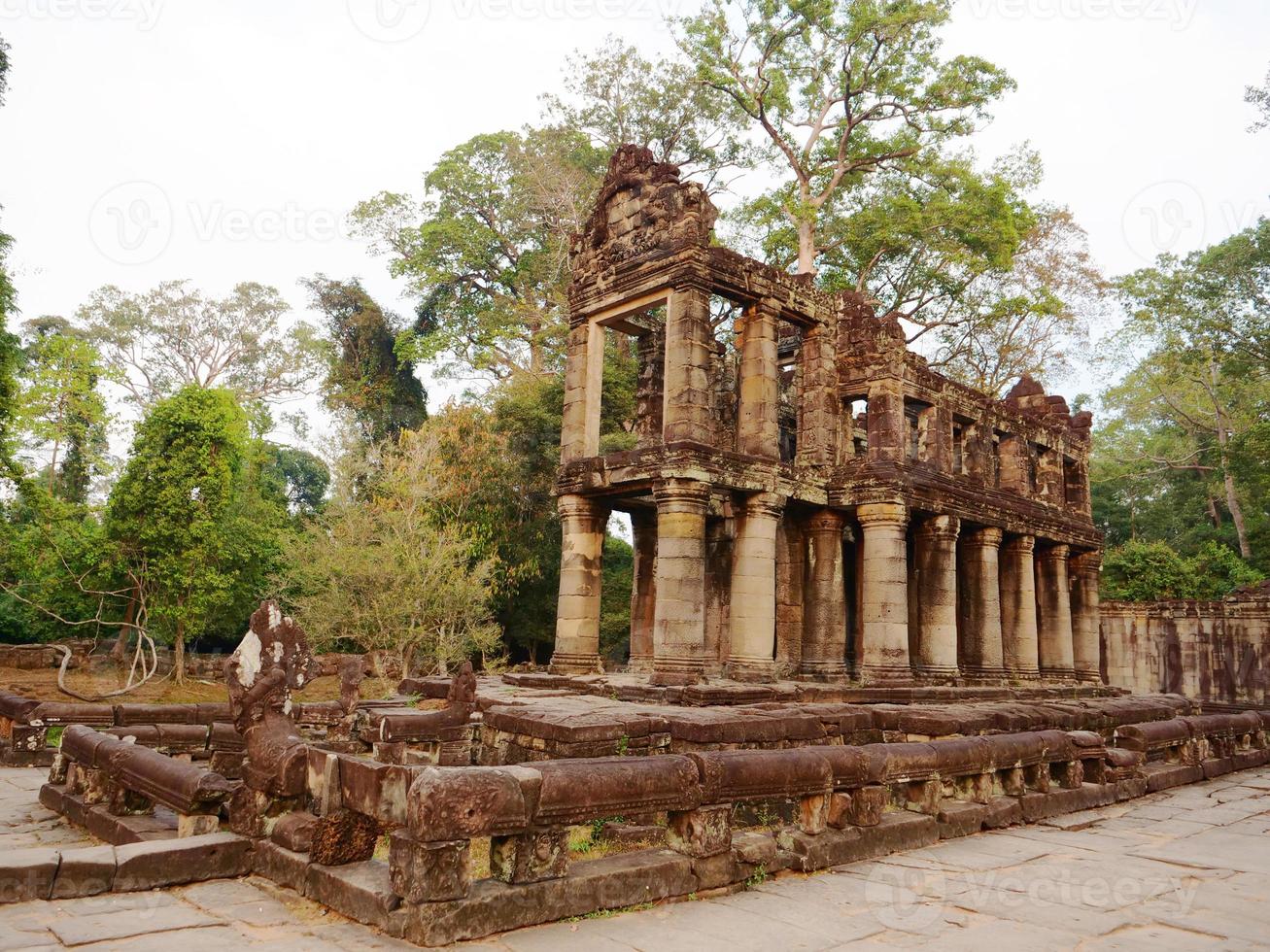 riven stenarkitektur vid preah khan -templet, siem skörd foto