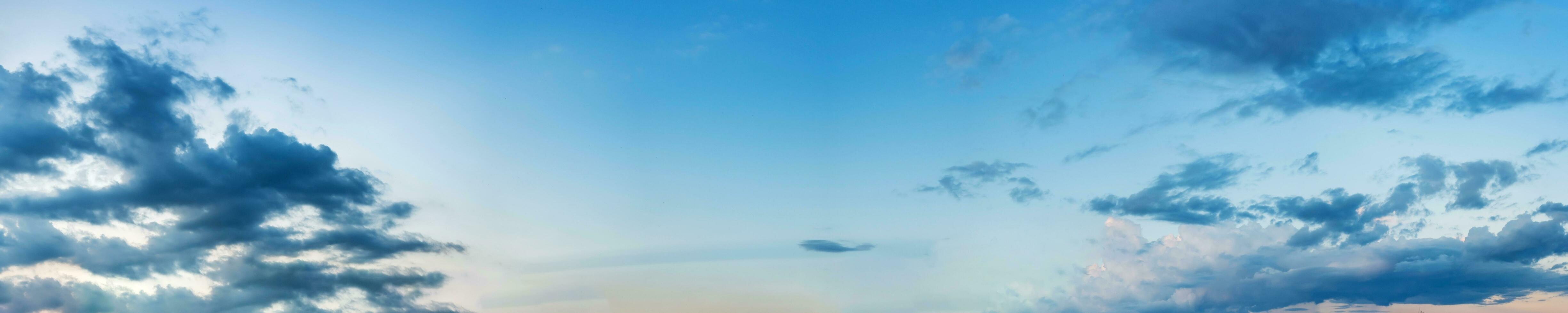 panoramahimmel med vackra moln på en solig dag. panoramisk högupplöst bild. foto