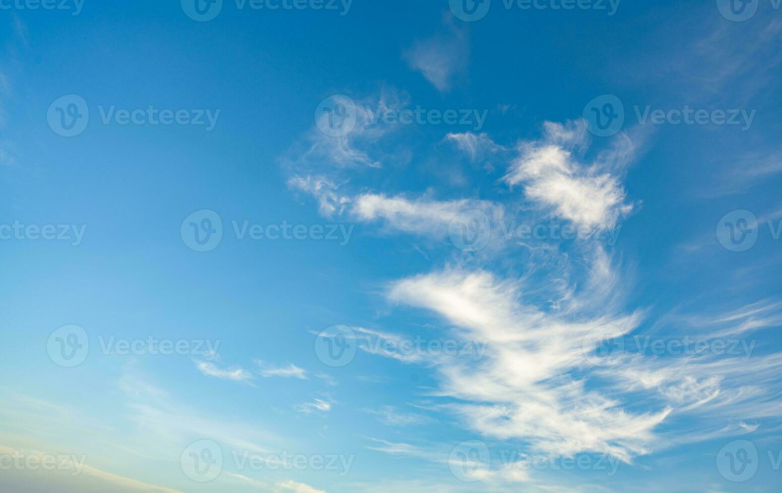 blå himmel och vit moln abstrakt bakgrund. clouds bakgrund. blå himmel och fluffig vit moln på solig dagar. skön blå himmel. värld ozon dag. ozon lager. himmel i Bra väder dag. foto