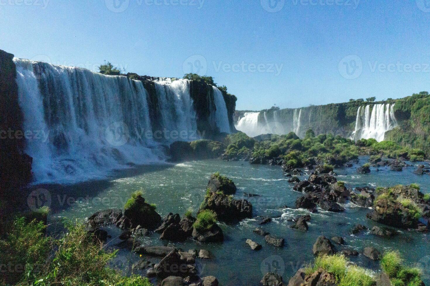 iguazu falls är en serier av vattenfall på de gräns av Brasilien och argentina foto