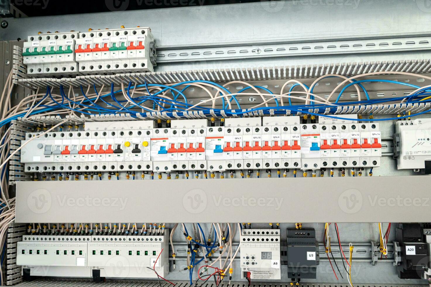 elektrisk ledningar av de elektrisk kabel- och de distribution styrelse i de kontrollera panel styrelse foto