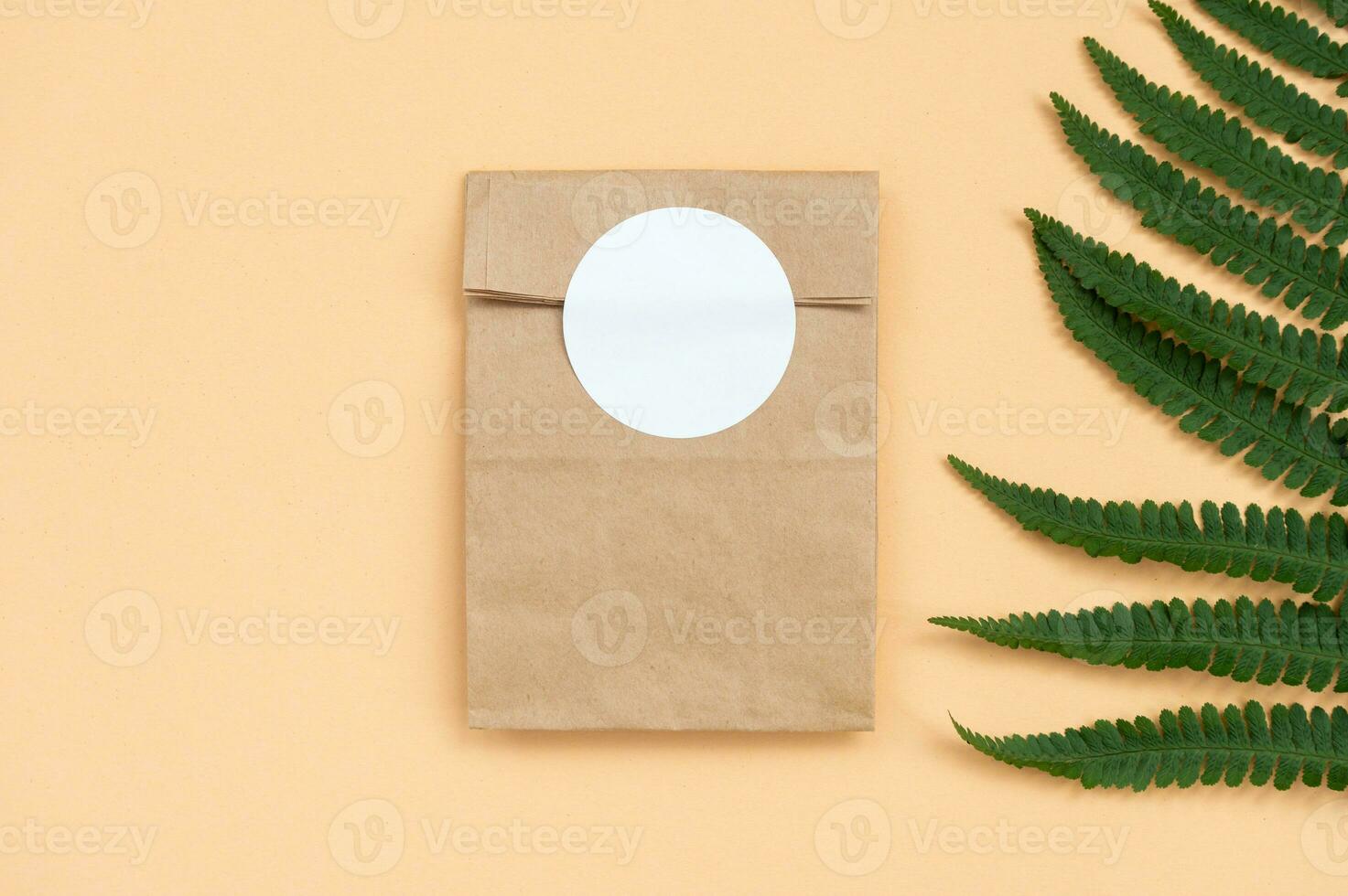 en mock-up av en runda klistermärke på en gåva hantverk paket foto