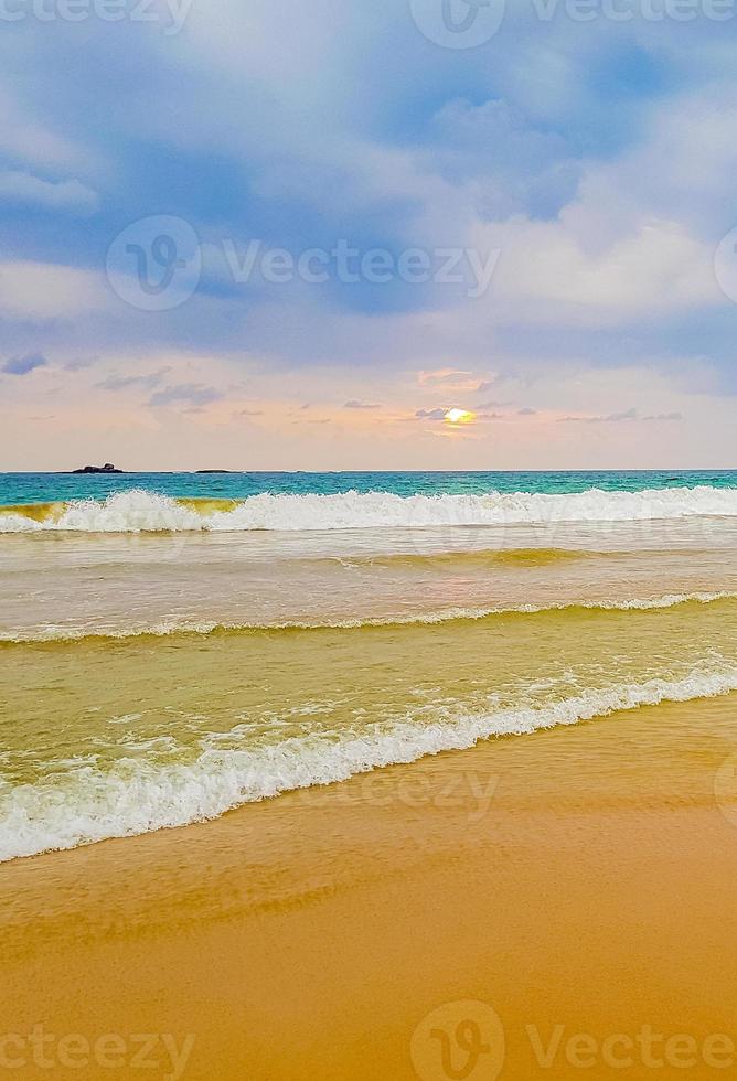 vacker färgstark solnedgång landskap panorama bentota beach sri lanka. foto