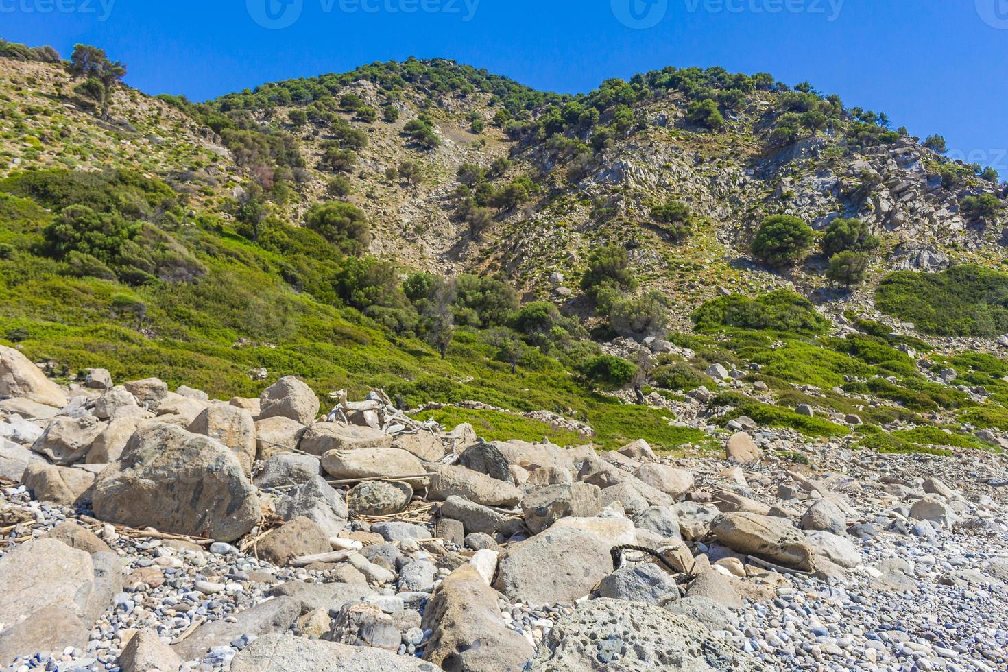 naturliga grova landskap på Kos Island Grekland berg klippor stenar. foto