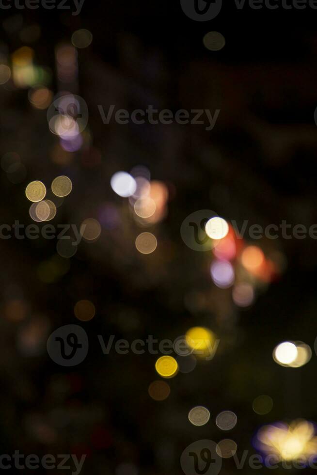 natt stad gata abstrakt suddigt bokeh lampor bakgrund foto