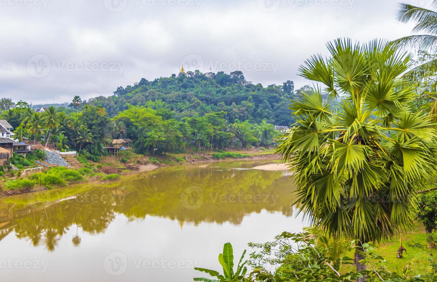 luang prabang stad i Laos landskap panorama med mekong river. foto