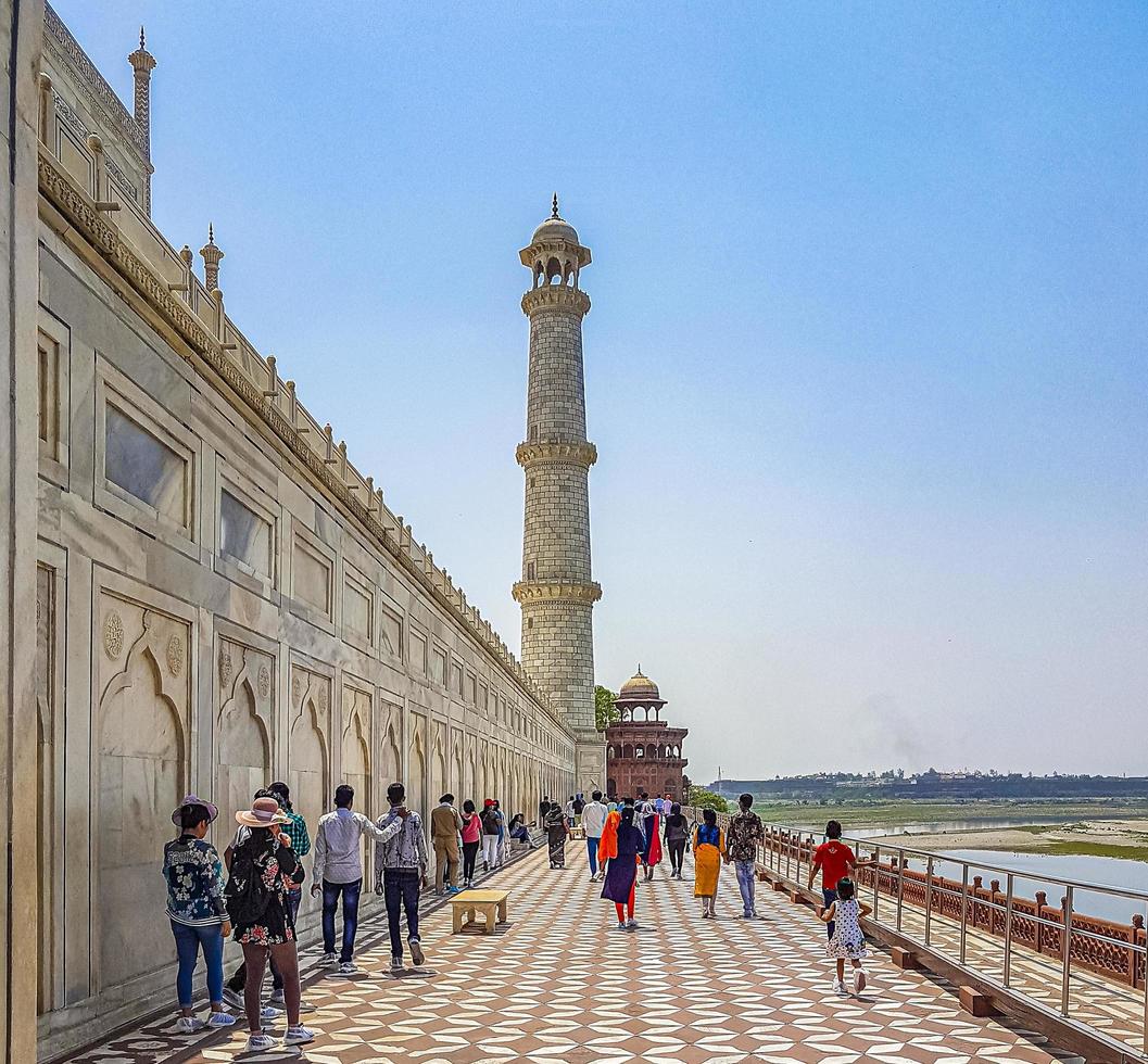 uttar pradesh, indien 2018- taj mahal panorama i agra indien med fantastiska symmetriska trädgårdar foto