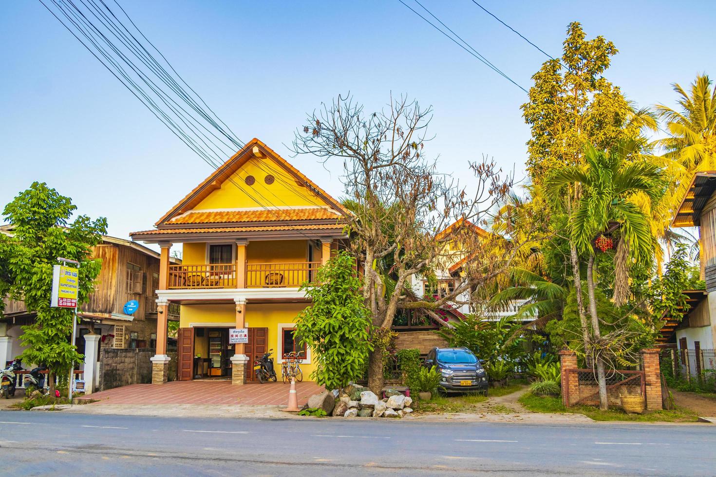 luang prabang, laos 2018- typiska färgglada gator i staden luang prabang laos foto