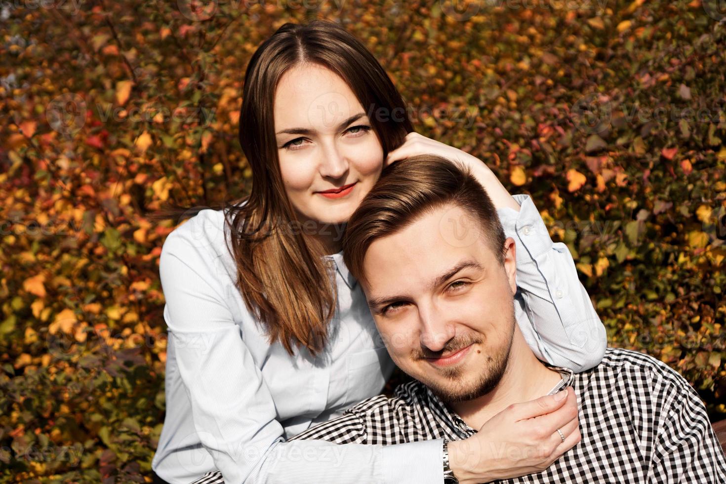 romantiskt par i höstpark - kärlek, relation och dejting koncept foto