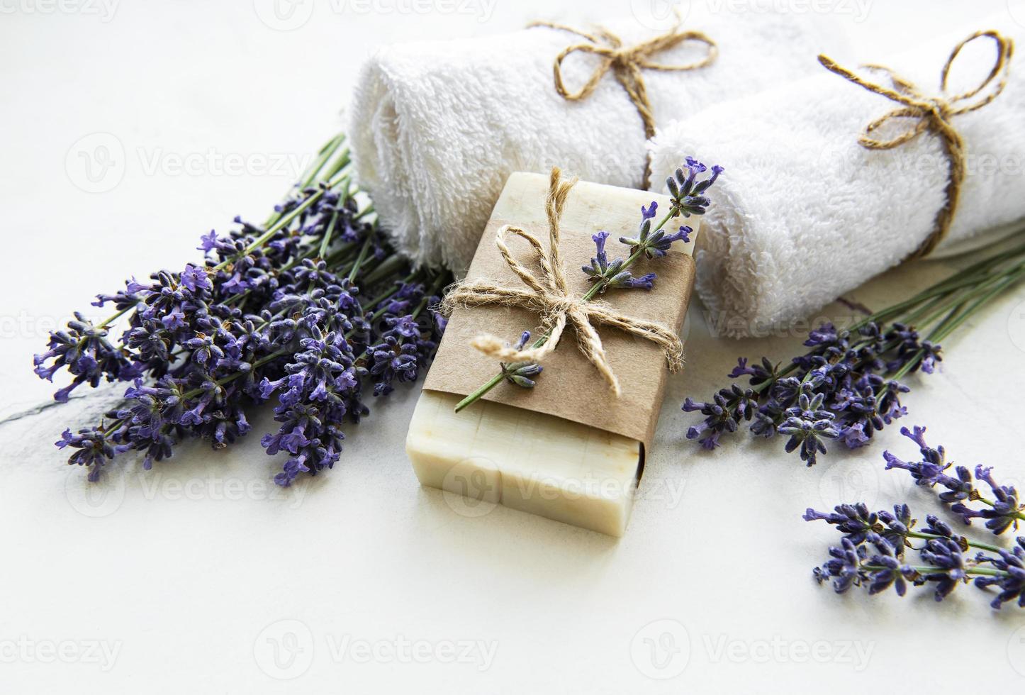 spa med naturlig tvål, handdukar och lavendel foto