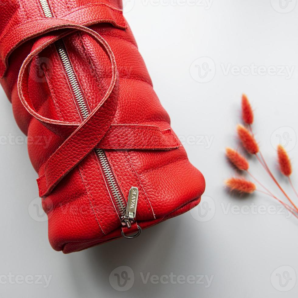 röd läderväska foto
