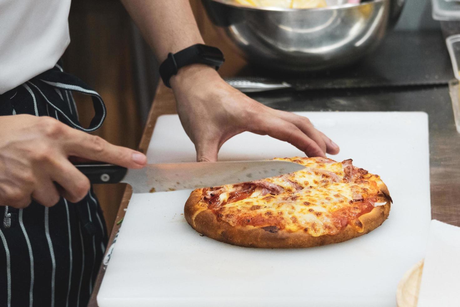 kock som förbereder pizza, processen att göra pizza foto