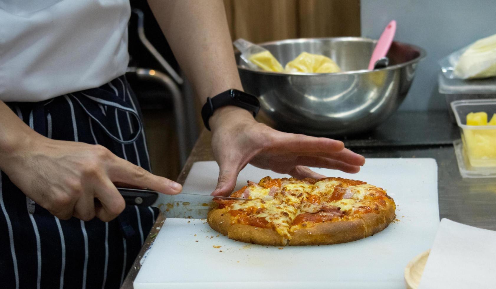 kock som förbereder pizza, processen att göra pizza foto