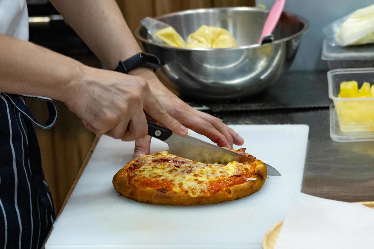 kock som förbereder pizza, processen att göra pizza foto