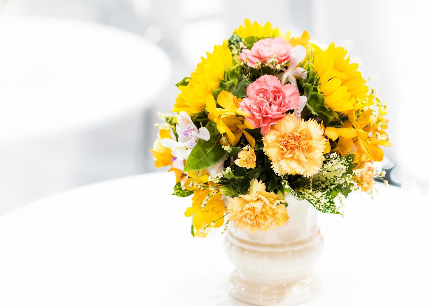 vacker bukett blommor färgglada, blomsterarrangemang foto