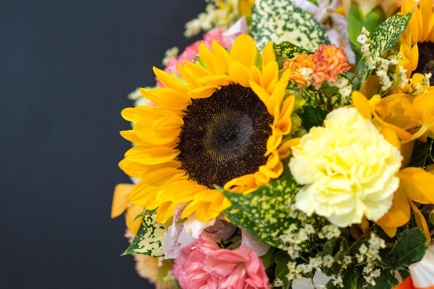 vacker bukett blommor färgglada, blomsterarrangemang foto