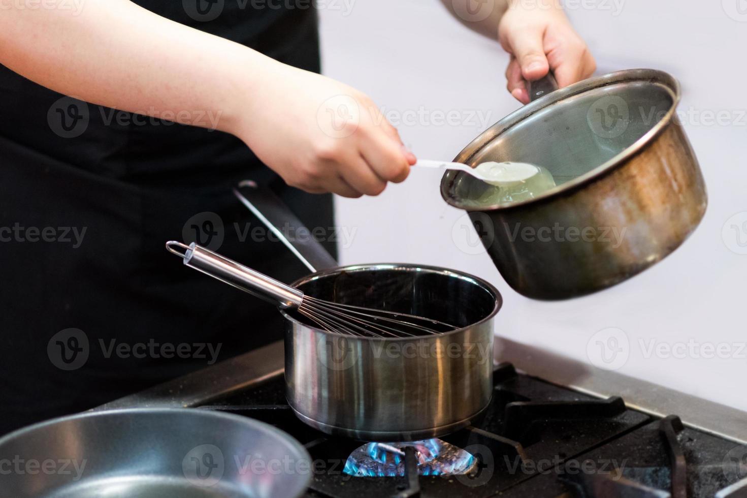 kock som lagar mat i köket, kock som förbereder mat foto