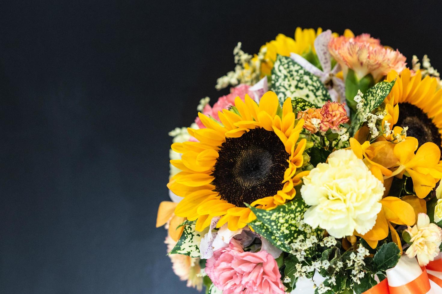 vacker bukett blommor färgglada, blomsterarrangemang foto