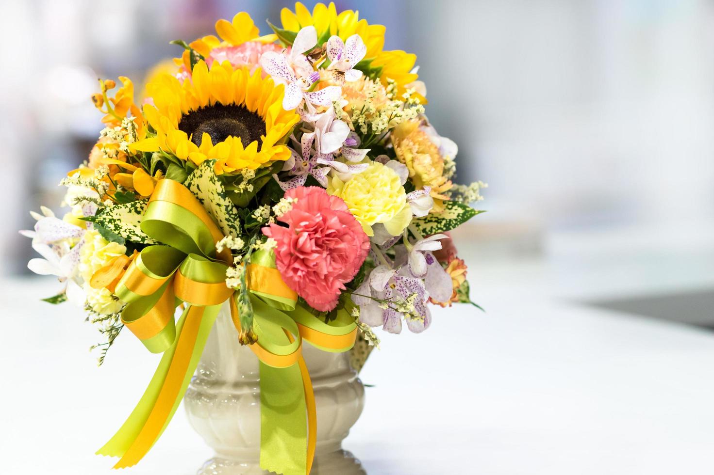 vacker bukett blommor färgglada, blomsterarrangemang foto