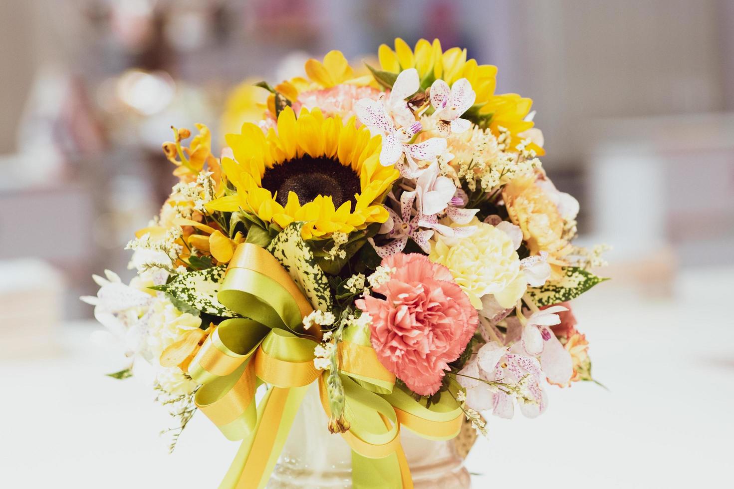 vacker bukett blommor färgglada, blomsterarrangemang foto